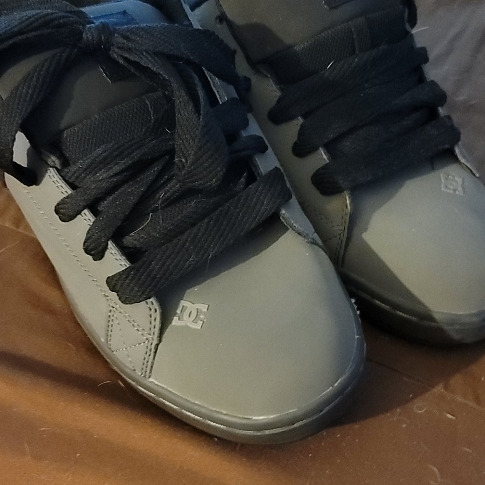 Shoe's - Picture 2 of 3